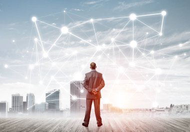 İşadamı arkasını kolluyor ve ağ çizimi kavramına bakıyor