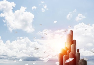 Nefes kesici manzarası olan çok sayıda taş sütun.