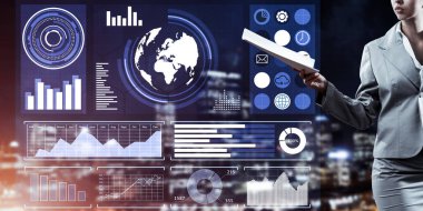 Sanal panel arayüzüne karşı elinde kağıtlarla iş kadınının yakın görüntüsü