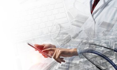 Çift pozlama bir beyaz steril önlük wirh modern cityscape görünümünde ve sağlık personeli emin doktor. Modern tıp sektöründe kavramı
