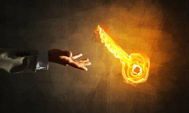 Yangın parlayan anahtar simgesi tarafından sunulan ortaklık ve işbirliği kavramı