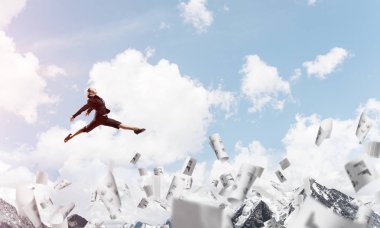 Kağıtları aktif yaşam pozisyon sembolü olarak uçan arasında havada atlama takım elbiseli çekici bir iş kadını. Hava ve doğa arka planda görüntüleyin. 3D render.