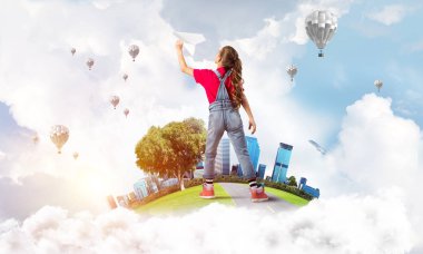 Yüzen adada kağıt uçak atan tatlı bir kız.