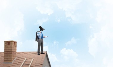 Kamera başlıklı adamla ev güvenliği ve mahremiyet koruması kavramı