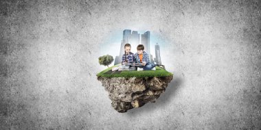 ECO konsepti yüzen ada ve üzerinde kitap oturan çocuklar.