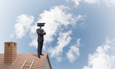 Kamera başlıklı adamla güvenlik ve gizlilik koruması kavramı