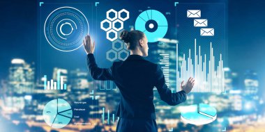 Sanal panel ve gece şehir vasıl geçmiş çalışma iş kadını arkadan görünüm