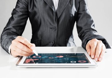 Tablet üzerinde çalışan kadınlar için konsept olarak medya teknolojileri