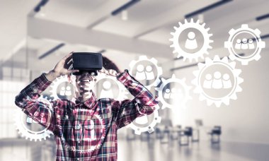 Sanal gerçeklik kulaklık veya sosyal bağlantı arka plan üzerinde 3d gözlük ile genç adam