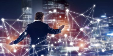 İşadamı gece cityscape sosyal bağlantı medya kavramı ile çalışma karşı arkadan görünüm