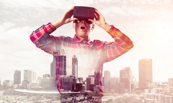 Hombre Joven Con Auriculares Realidad Virtual Gafas Sobre Fondo Paisaje —  Fotos de Stock