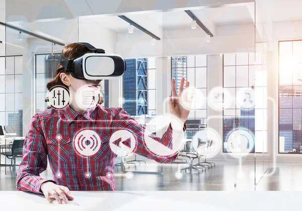 Vacker Och Ung Kvinna Röd Rutig Skjorta Med Virtual Reality — Stockfoto