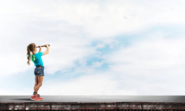 Menina Bonito Garoto Telhado Casa Olhando Spyglass — Fotografia de Stock