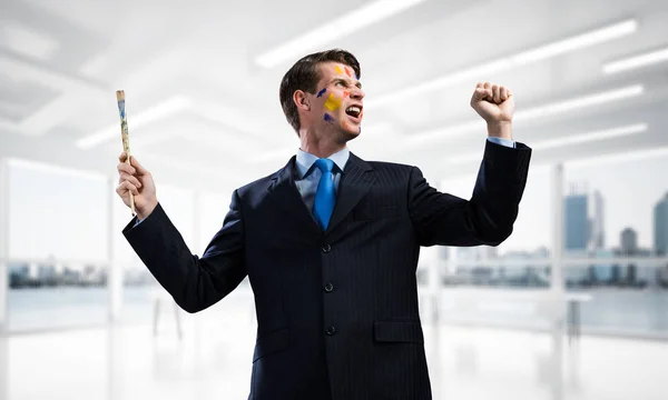 Tiro Horizontal Empresário Alegre Jovem Terno Preto Gesticulando Sorrindo Enquanto — Fotografia de Stock