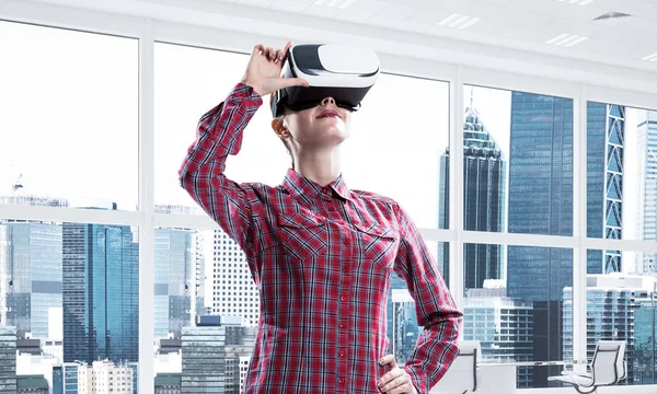 Mujer Joven Caucásica Interior Oficina Moderna Tratando Casco Realidad Virtual —  Fotos de Stock