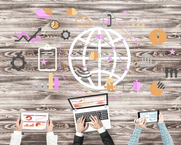 Masada oturan ve alet kullanan iş adamlarının en iyi görüntüsü.