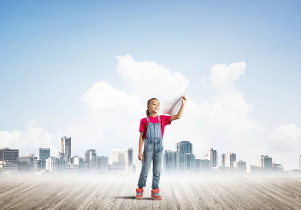 Schattige Jongen Meisje Permanent Houten Vloer Met Vliegtuig — Stockfoto