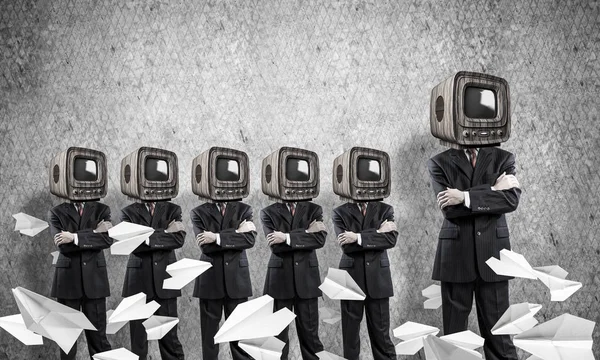 Les hommes d'affaires avec la vieille télévision au lieu de la tête. — Photo