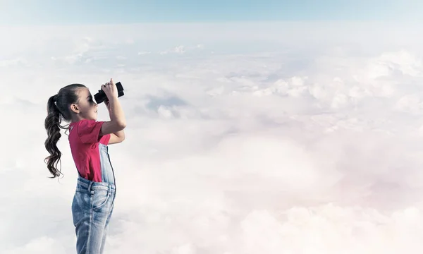 Kleines Süßes Mädchen Overalls Vor Himmelblauem Hintergrund Träumt Von Der — Stockfoto