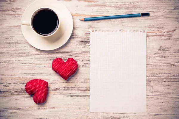 Taza Café Bloc Notas Lápiz Dos Corazones Rojos Superficie Madera — Foto de Stock