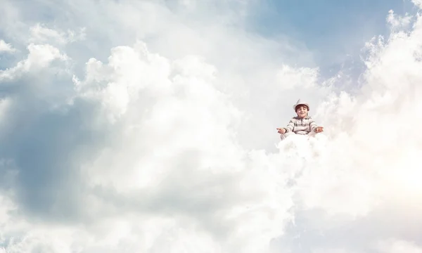 Маленький Мальчик Закрывает Глаза Смотрит Сконцентрированным Медитируя Облаках Воздухе Облачным — стоковое фото