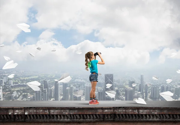 Menina Bonito Idade Escolar Construção Telhado Olhando Binóculos — Fotografia de Stock