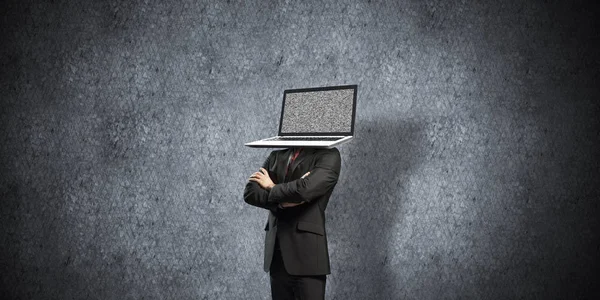 Бізнесмен з ноутбуком замість голови . — стокове фото