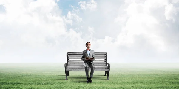 Hombre Divertido Gafas Rojas Traje Sentado Banco Libro Lectura — Foto de Stock