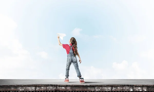 Schattig Gelukkig Kind Meisje Bouw Top Spelen Met Papier Vliegtuig — Stockfoto