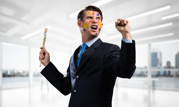 Tiro Horizontal Empresário Alegre Jovem Terno Preto Gesticulando Sorrindo Enquanto — Fotografia de Stock