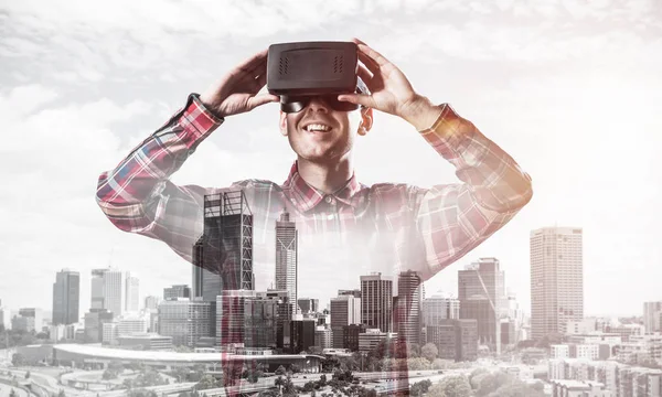 Hombre Joven Con Auriculares Realidad Virtual Gafas Sobre Fondo Paisaje —  Fotos de Stock