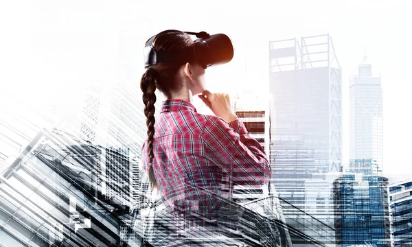 Jonge Kaukasische Vrouw Virtual Reality Helm Tegen Stadsgezicht Achtergrond — Stockfoto