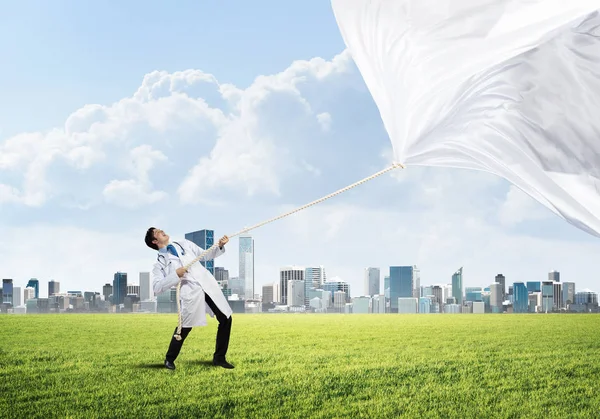 Horizontale Aufnahme Eines Jungen Arztes Weißer Arztuniform Der Weißen Stoff — Stockfoto