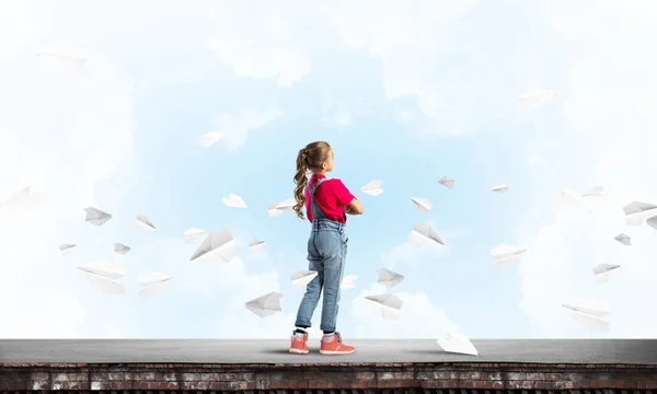 Schattige Jongen Meisje Permanent Het Opbouwen Van Dak Papier Vliegtuigen — Stockfoto