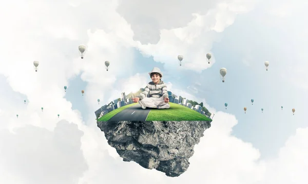若い男の子の目を維持が閉じられ 背景に空気の曇り空の景色や空飛ぶ気球の島に飛んで瞑想しながら集中して見ています レンダリング — ストック写真