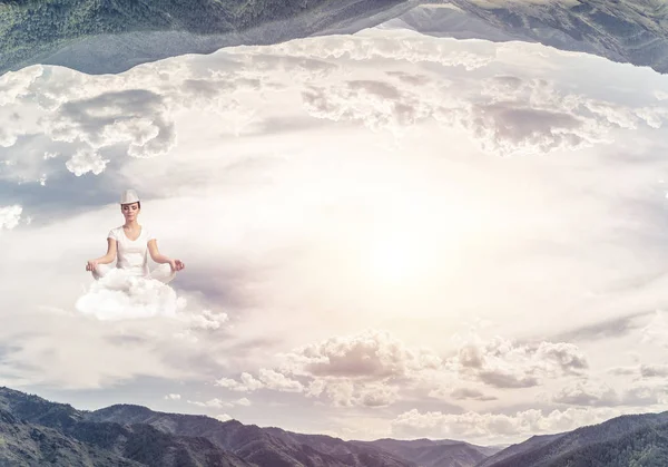 งสาวป ดตาและมองสมาธ ในขณะท สมาธ บนเมฆในอากาศระหว างสองโลกธรรมชาต — ภาพถ่ายสต็อก
