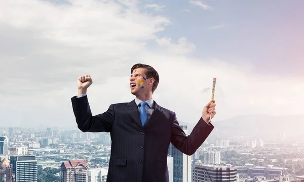 Foto Horizontal Joven Alegre Hombre Negocios Traje Negro Haciendo Gestos — Foto de Stock