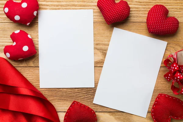 Blanco vellen papier voor het schrijven van bericht — Stockfoto