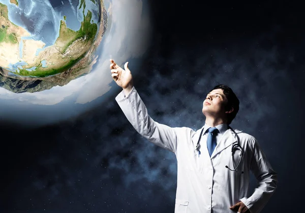 Koyu Uzayda Beyaz Tıbbi Üniforma Ayakta Arka Planda Dünya Küre — Stok fotoğraf