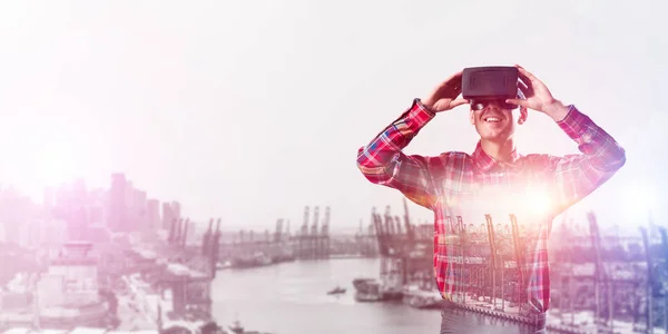 Hombre Joven Con Auriculares Realidad Virtual Gafas Sobre Fondo Paisaje —  Fotos de Stock