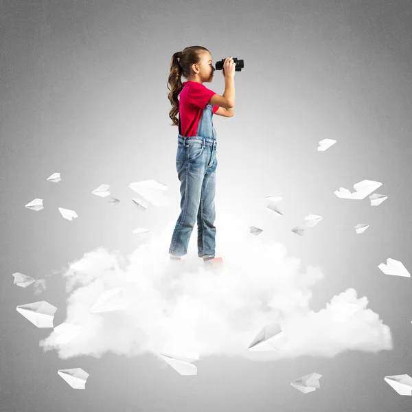 Nettes Mädchen Auf Wolke Stehend Und Ferngläsern Und Papierfliegern Herumfliegend — Stockfoto