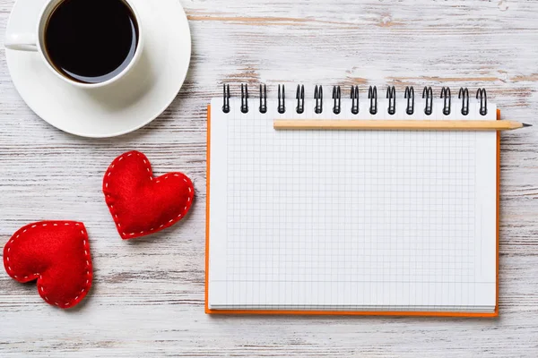 Taza Café Bloc Notas Lápiz Dos Corazones Rojos Superficie Madera — Foto de Stock