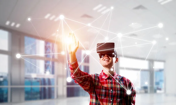 Jonge Man Met Virtual Reality Headset Bril Achtergrond Van Verbinding — Stockfoto