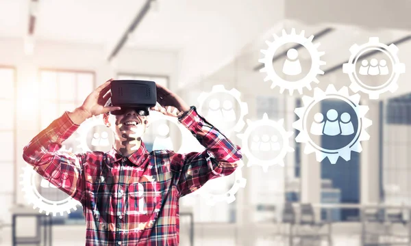 Jeune Homme Avec Casque Réalité Virtuelle Lunettes Sur Fond Connexion — Photo