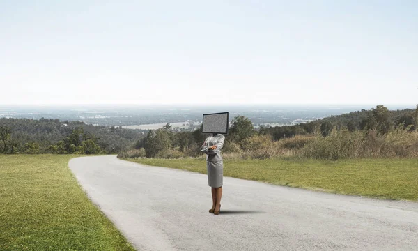 Affärs kvinna med TV istället för huvud. — Stockfoto