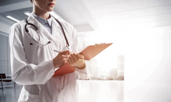 Primer Plano Doctora Confiada Uniforme Médico Blanco Haciendo Notas Cuaderno —  Fotos de Stock