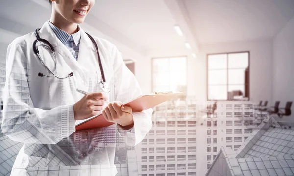 Doble Exposición Doctora Confiada Abrigo Blanco Estéril Pie Dentro Oficina —  Fotos de Stock