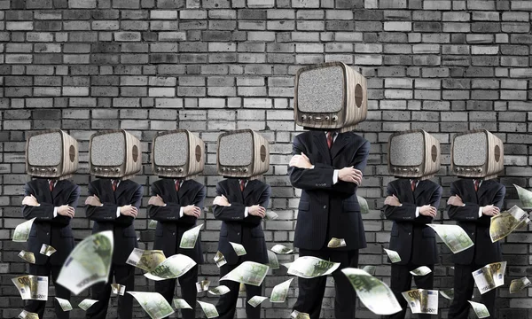Geschäftsleute mit altem Fernseher statt Kopf. — Stockfoto