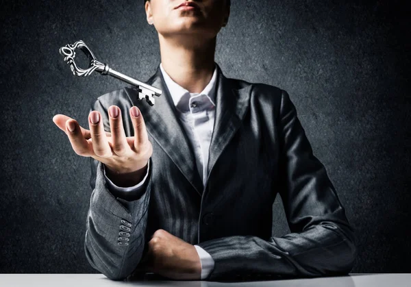 Abgeschnittenes Bild Eines Geschäftsmannes Anzug Mit Großem Schlüssel Der Hand — Stockfoto