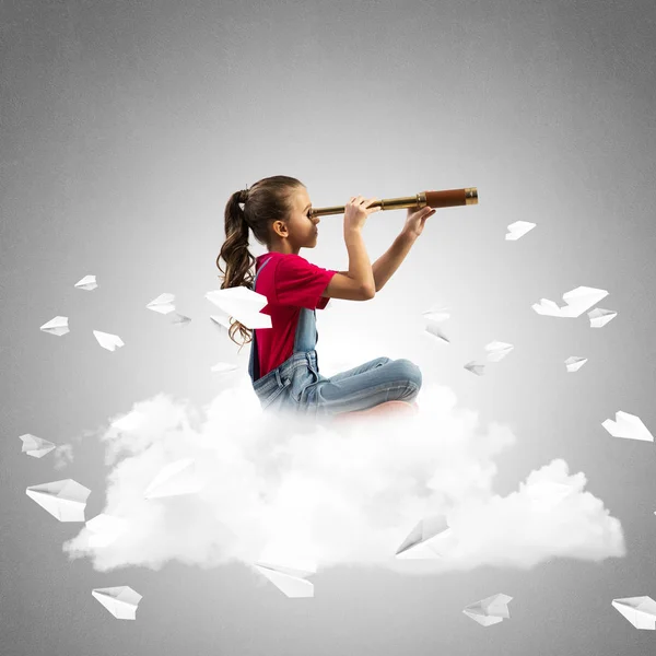 Ragazzina Carina Seduta Sulla Nuvola Guardando Cannocchiale Aerei Carta Che — Foto Stock